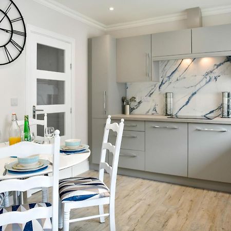 Pass The Keys Newly Refurbished Modern Bungalow - Pets Welcome Villa Суонзи Екстериор снимка