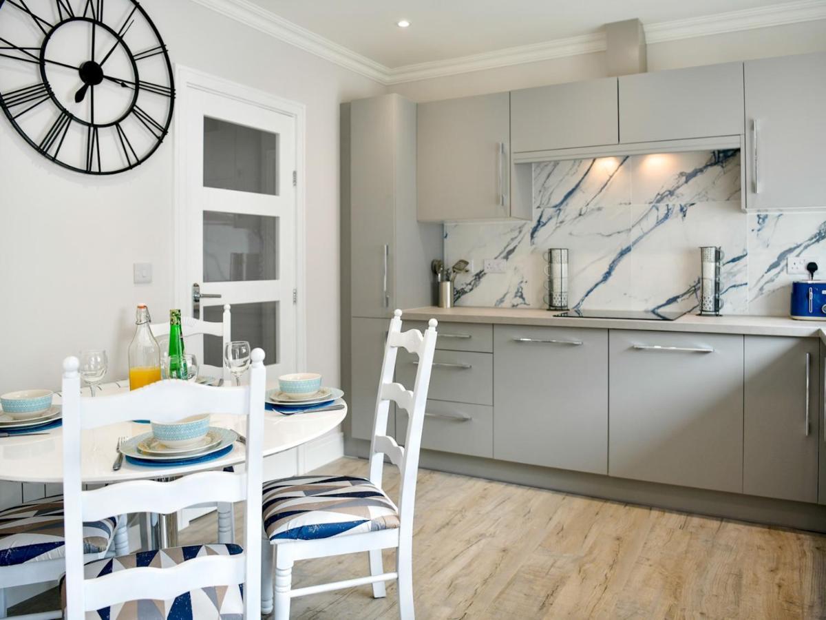 Pass The Keys Newly Refurbished Modern Bungalow - Pets Welcome Villa Суонзи Екстериор снимка