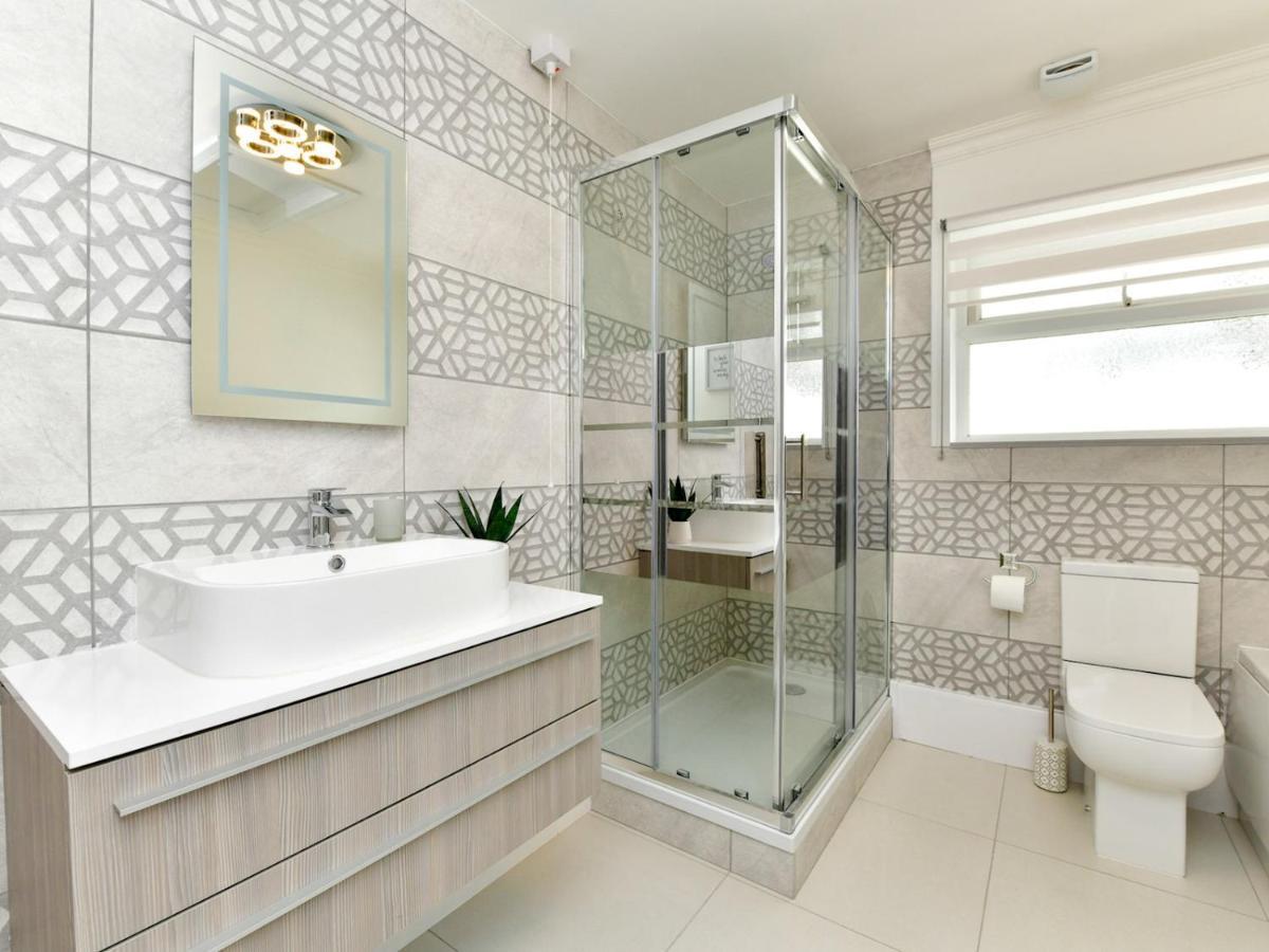Pass The Keys Newly Refurbished Modern Bungalow - Pets Welcome Villa Суонзи Екстериор снимка