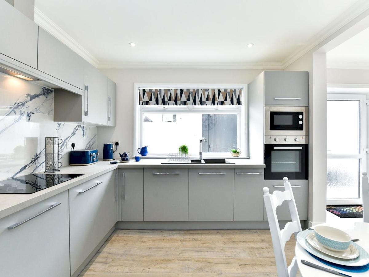 Pass The Keys Newly Refurbished Modern Bungalow - Pets Welcome Villa Суонзи Екстериор снимка