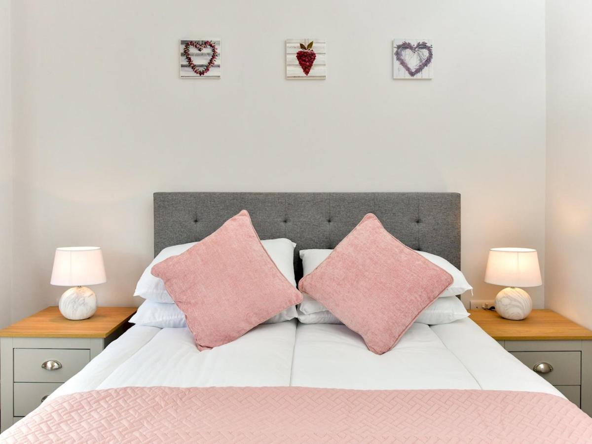 Pass The Keys Newly Refurbished Modern Bungalow - Pets Welcome Villa Суонзи Екстериор снимка