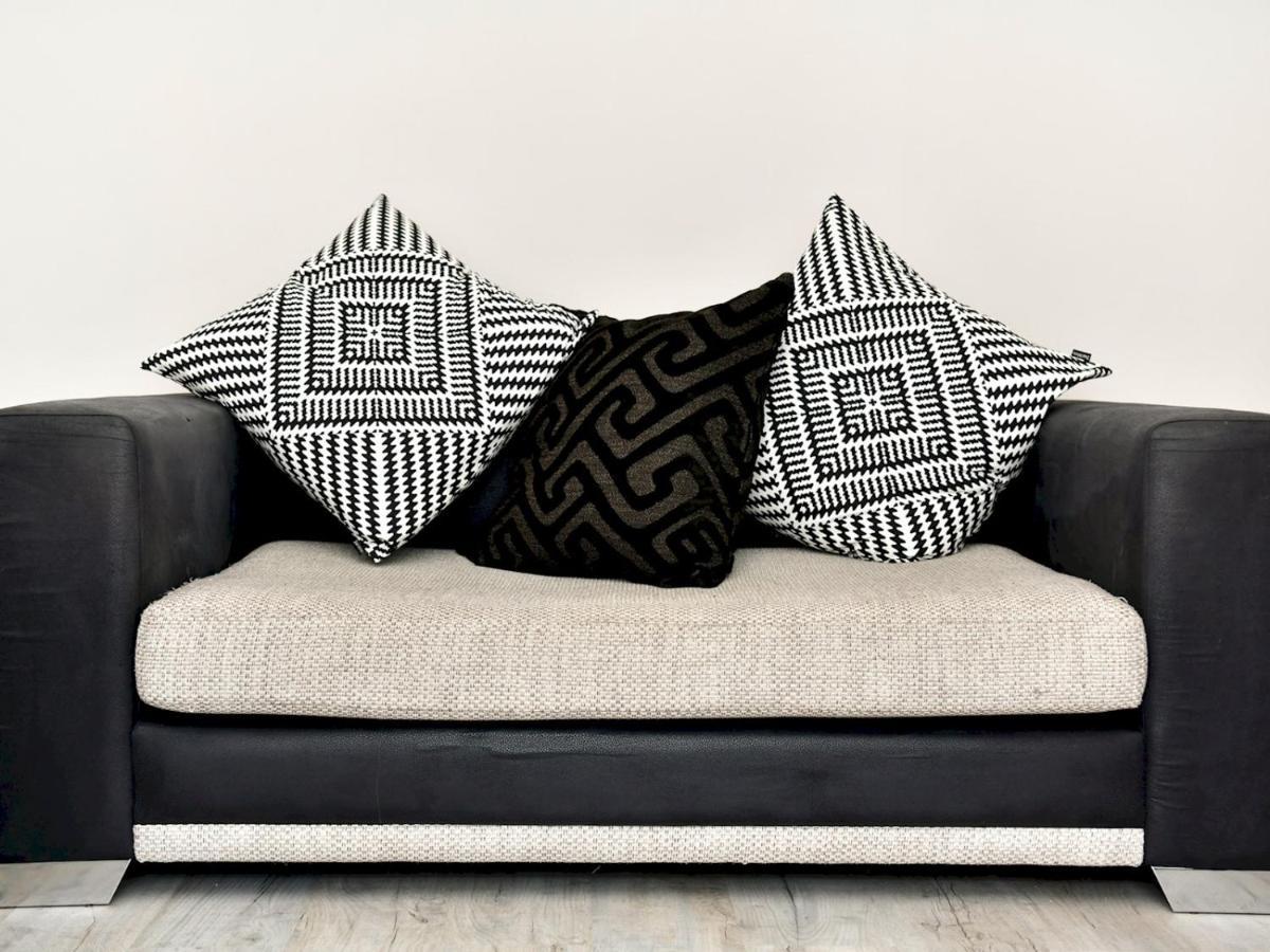 Pass The Keys Newly Refurbished Modern Bungalow - Pets Welcome Villa Суонзи Екстериор снимка