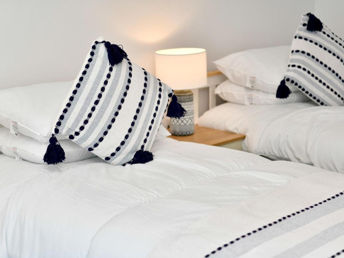 Pass The Keys Newly Refurbished Modern Bungalow - Pets Welcome Villa Суонзи Екстериор снимка