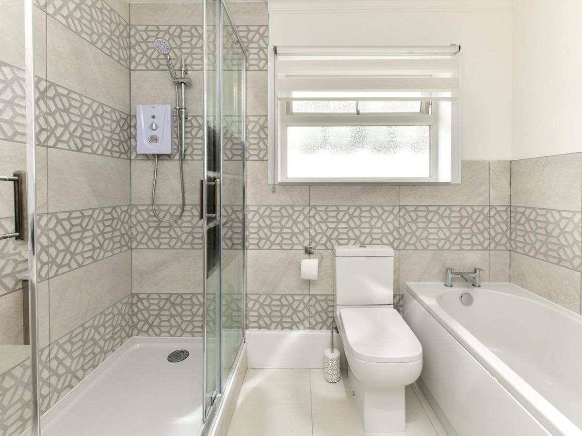Pass The Keys Newly Refurbished Modern Bungalow - Pets Welcome Villa Суонзи Екстериор снимка