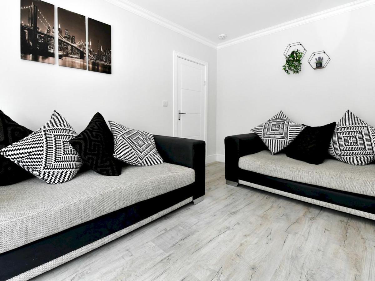 Pass The Keys Newly Refurbished Modern Bungalow - Pets Welcome Villa Суонзи Екстериор снимка