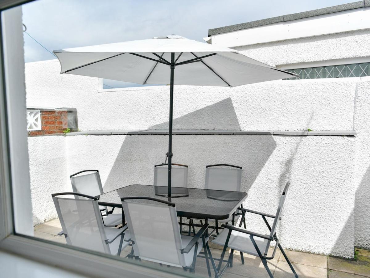 Pass The Keys Newly Refurbished Modern Bungalow - Pets Welcome Villa Суонзи Екстериор снимка