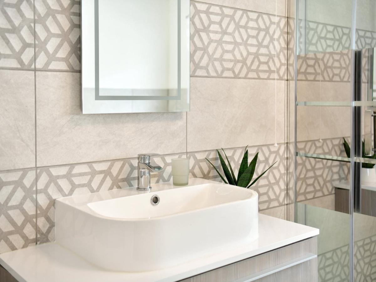 Pass The Keys Newly Refurbished Modern Bungalow - Pets Welcome Villa Суонзи Екстериор снимка