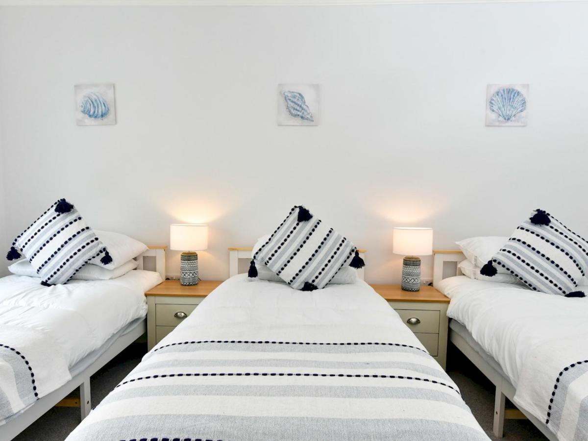 Pass The Keys Newly Refurbished Modern Bungalow - Pets Welcome Villa Суонзи Екстериор снимка